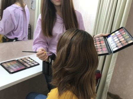 ヘアメイクが常駐。